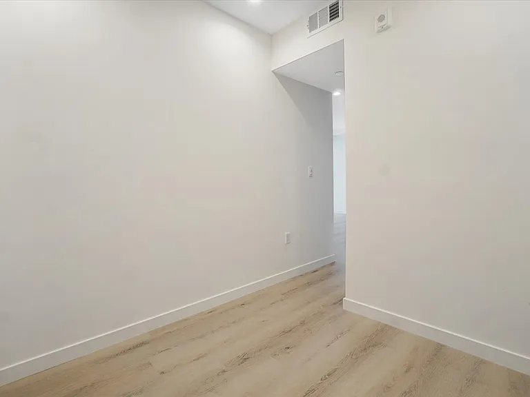 10918 Camarillo St #301 — Photo 8