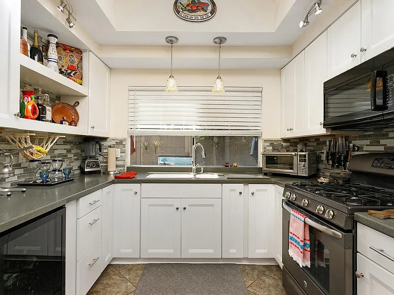 1565 Roma Dr — Photo 11