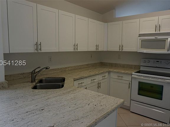 5th image of 301 SW 203rd Ave