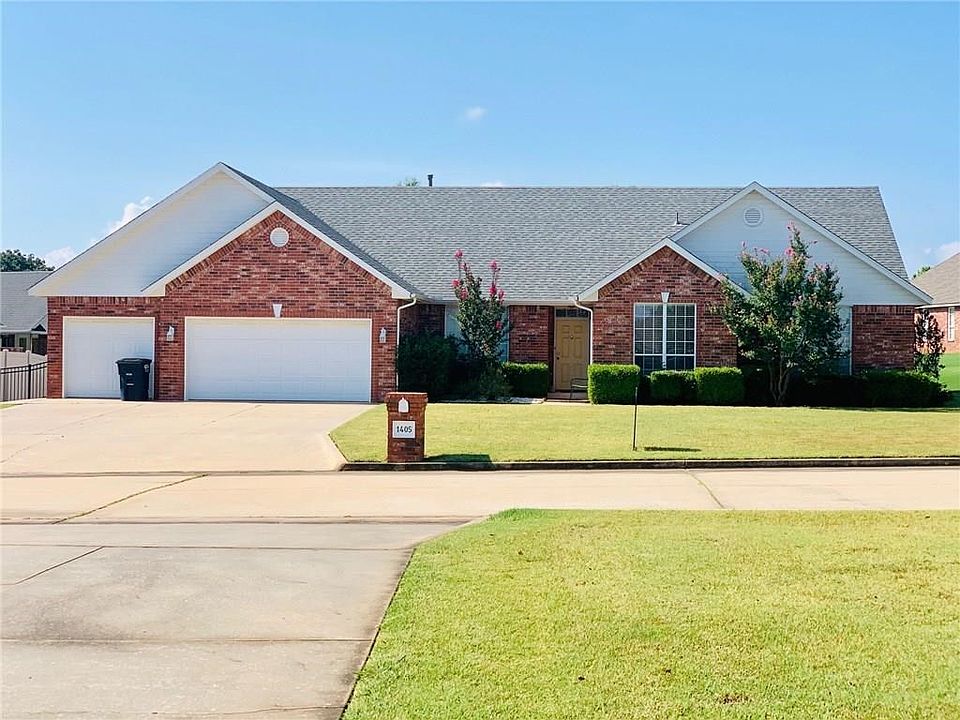 Beautiful home on a stunning cul-de-sac in Grove District. Well cared for and ready for a new owner.  More pictures will be coming as family empties more items from the property.