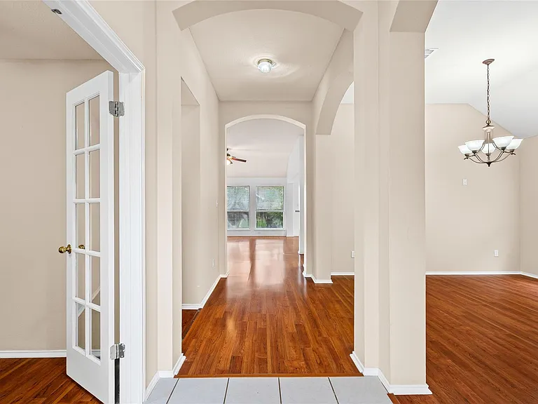 716 Meadow View Dr — Photo 2