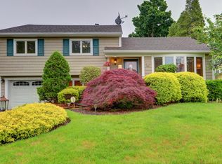 7 Boulevard Dr, Hicksville, NY 11801