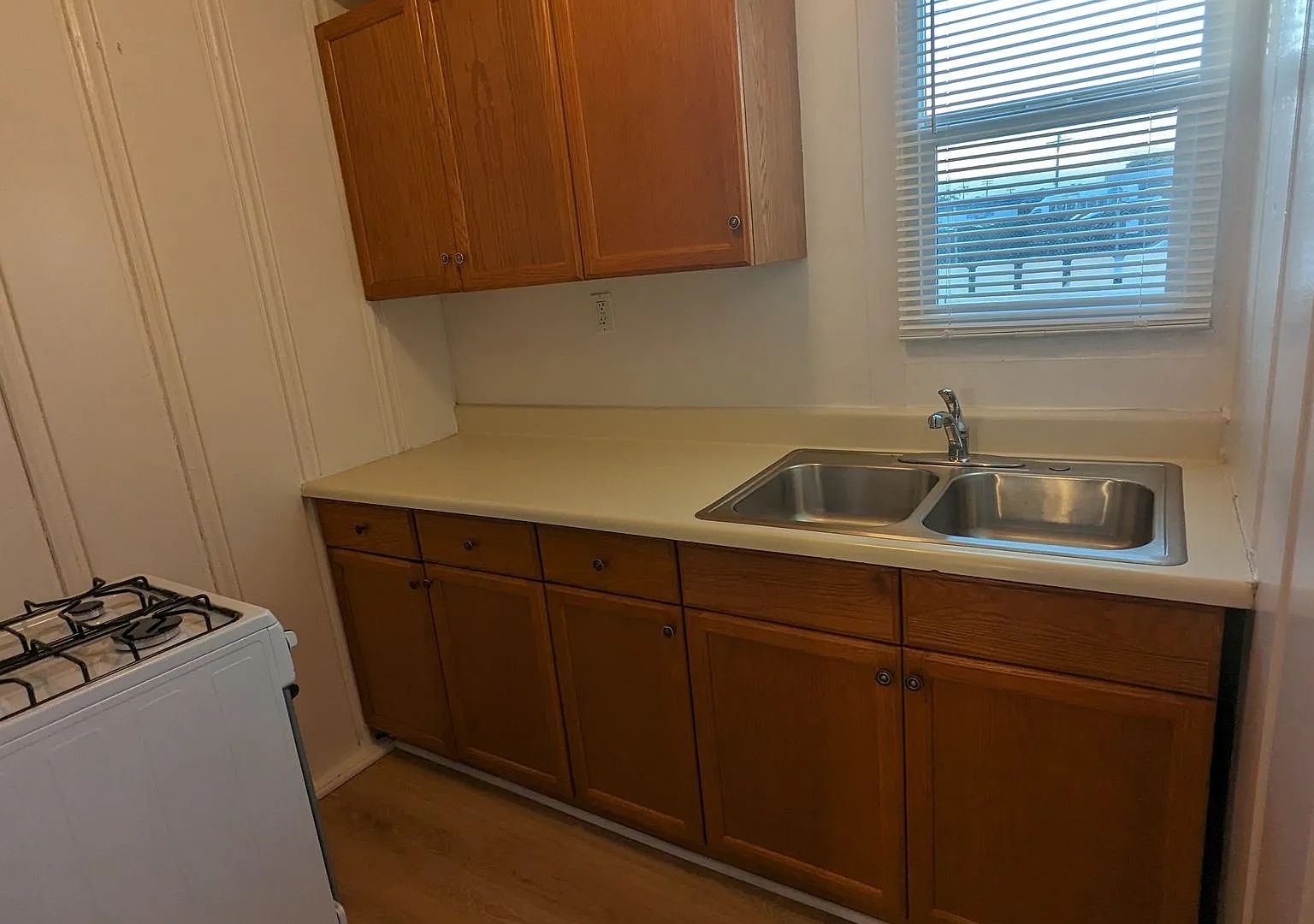 Studio with a kitchen and bath in the Rosecrans area available now! — Photo 4