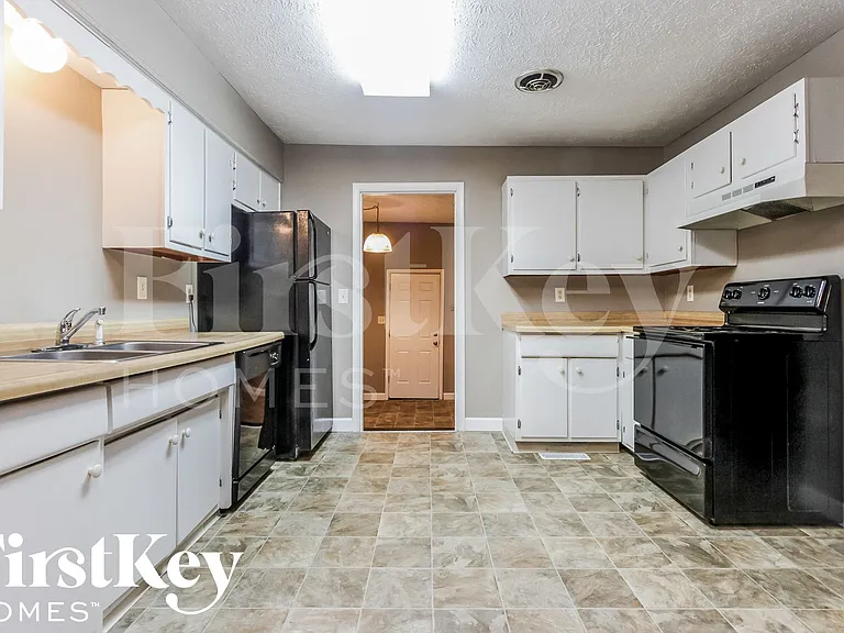 376 Ticen St — Photo 6