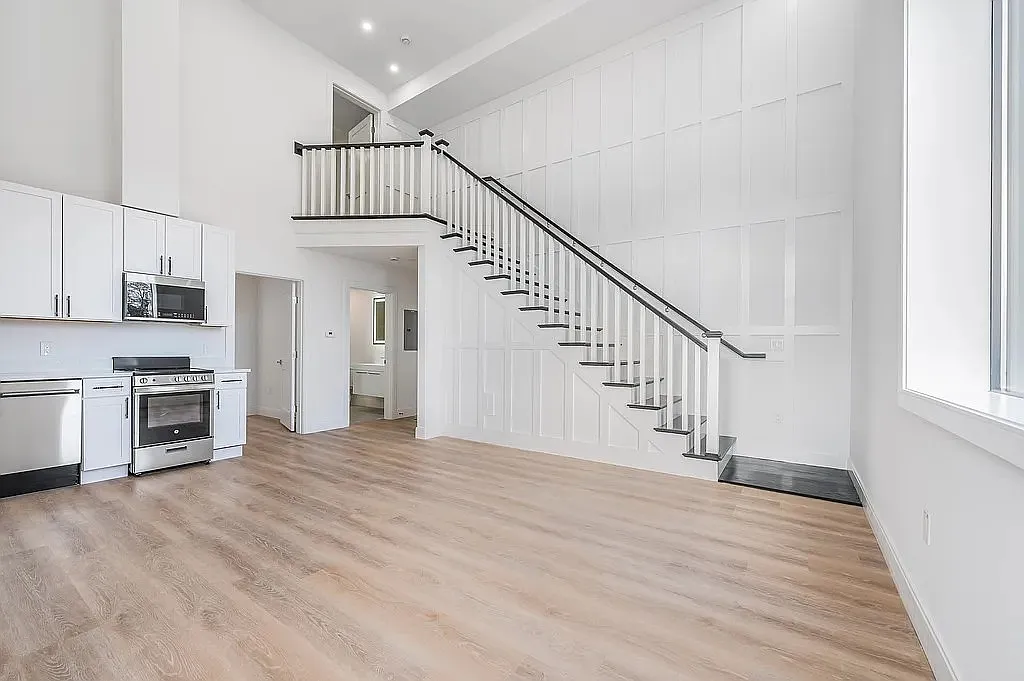 2 bed, 1046 sqft, $3,250 — Photo 1