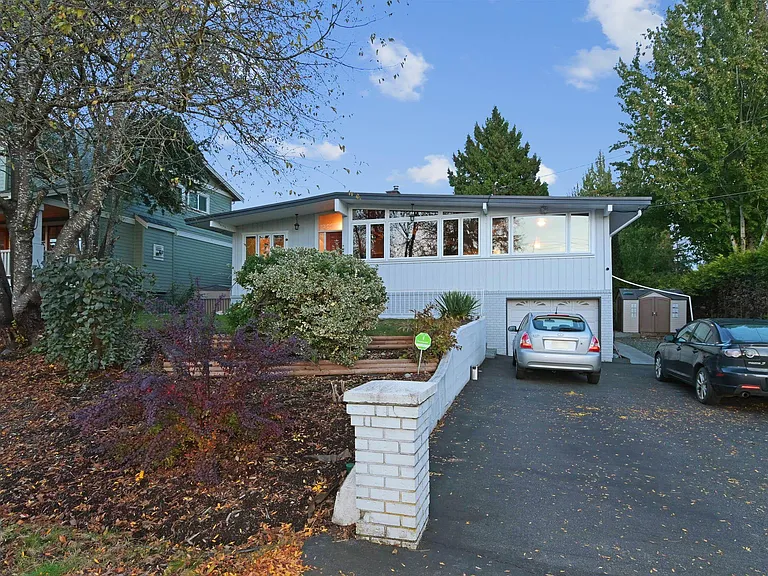 5958 182nd St #UPPER HOUSE — Photo 2