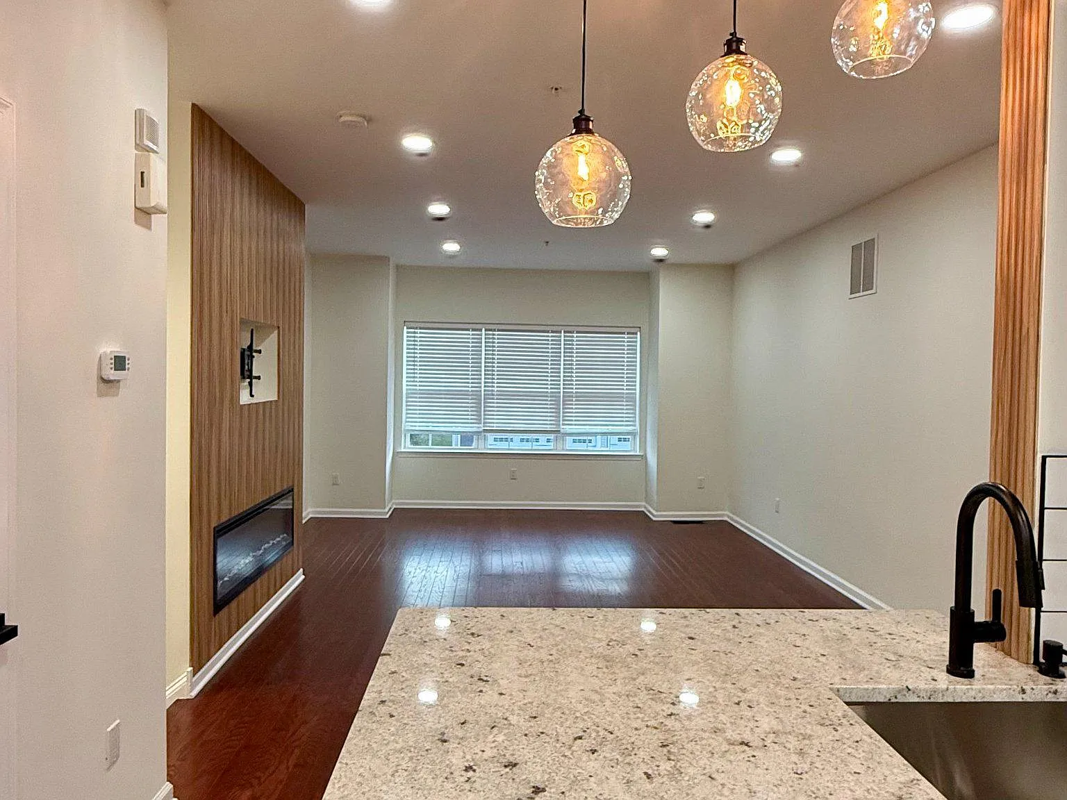 3 bed, 2.5 bath, 1848 sqft, $3,000 — Photo 2