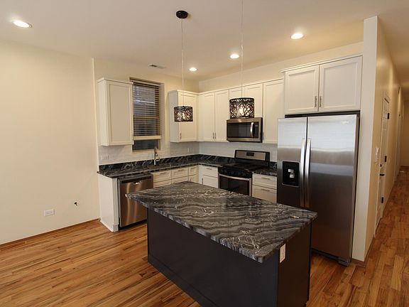 5th image of 2054 W Division St APT 1