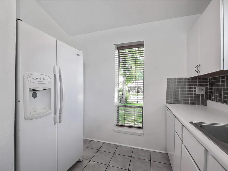 1208 Weyer St — Photo 7