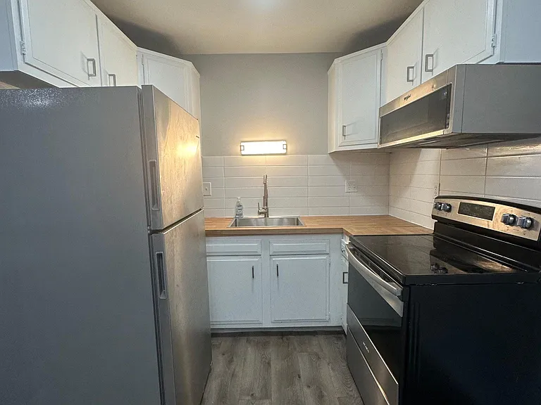 1300 Dewey St #12 — Photo 4