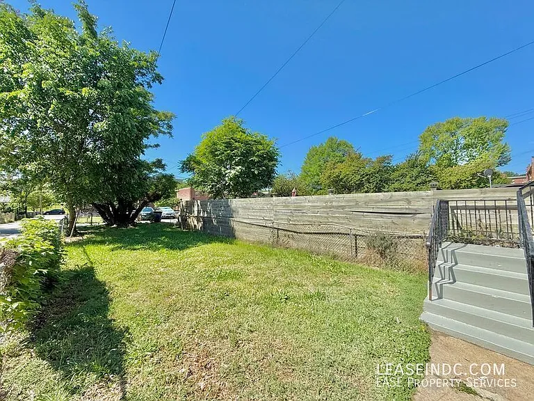 733 Crittenden St NE — Photo 28