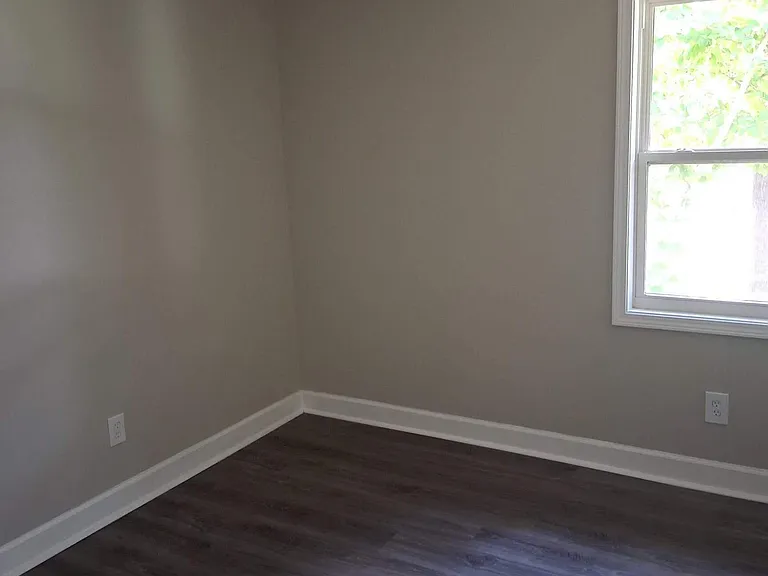8229 Queens Dr — Photo 12