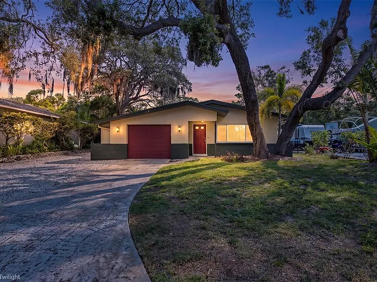 211 Timberlane Dr — Photo 2