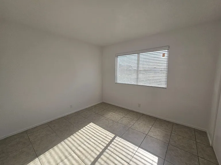 213 E Foster Ave — Photo 12