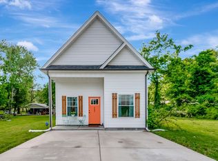 517 Main St, Burns, TN 37029