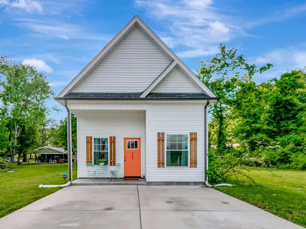 517 Main St, Burns, TN 37029