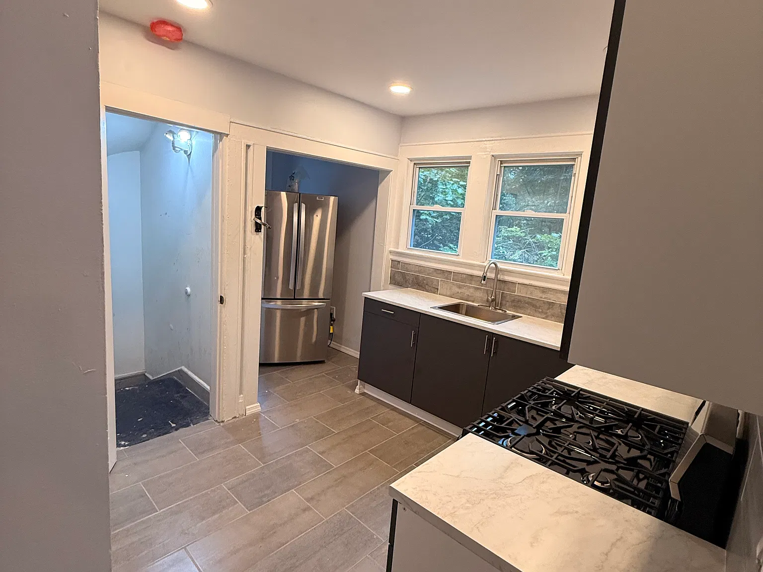 3 bed, 950 sqft, $2,500 — Photo 3