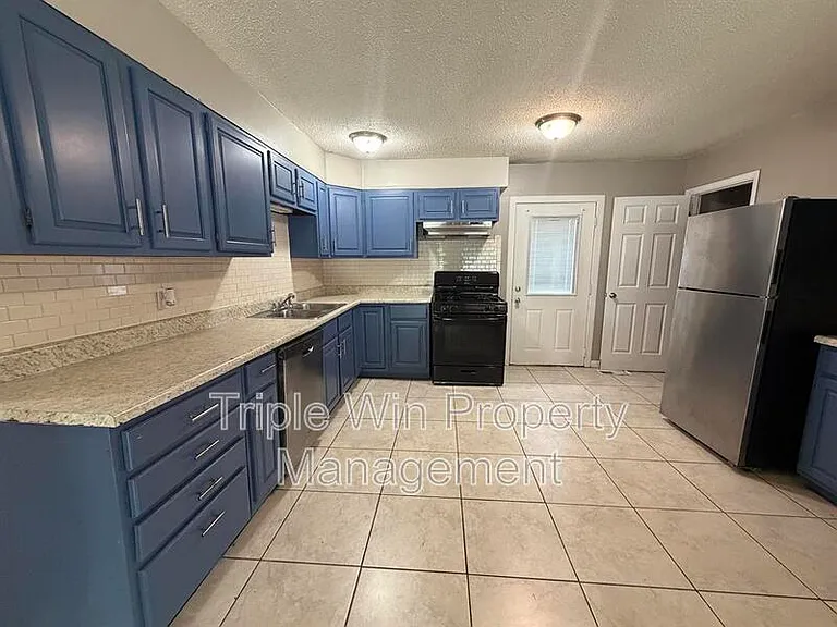 714 Undercliff Dr — Photo 8
