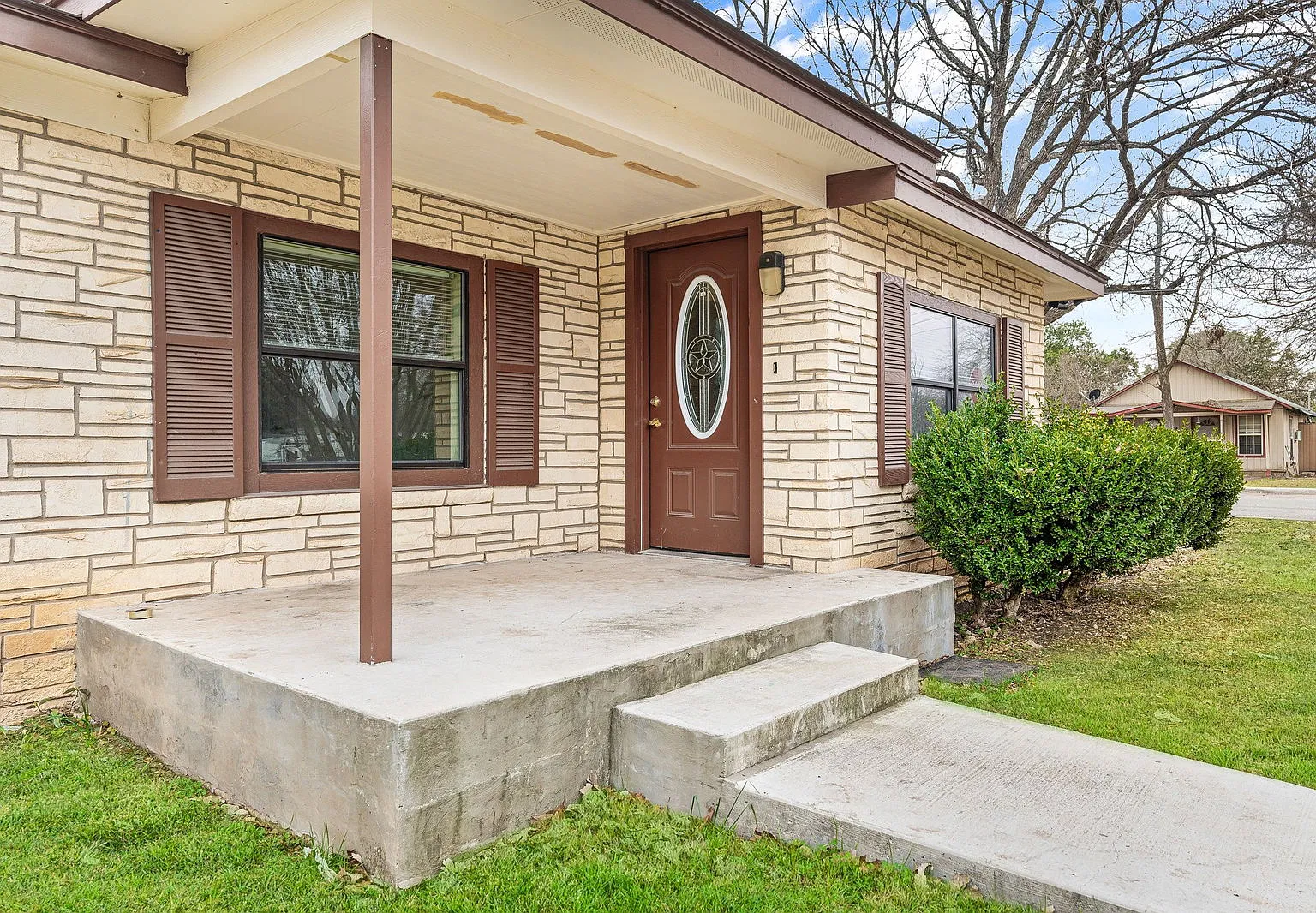 3 bed, 1.0 bath, 936 sqft, $1,300 — Photo 1