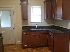 614 N Woodlawn Ave — Photo 7
