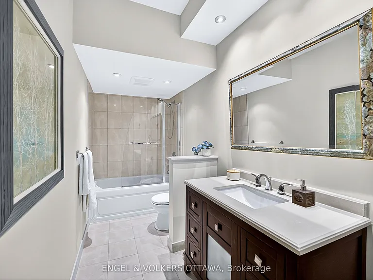 160 George St #2404 — Photo 36