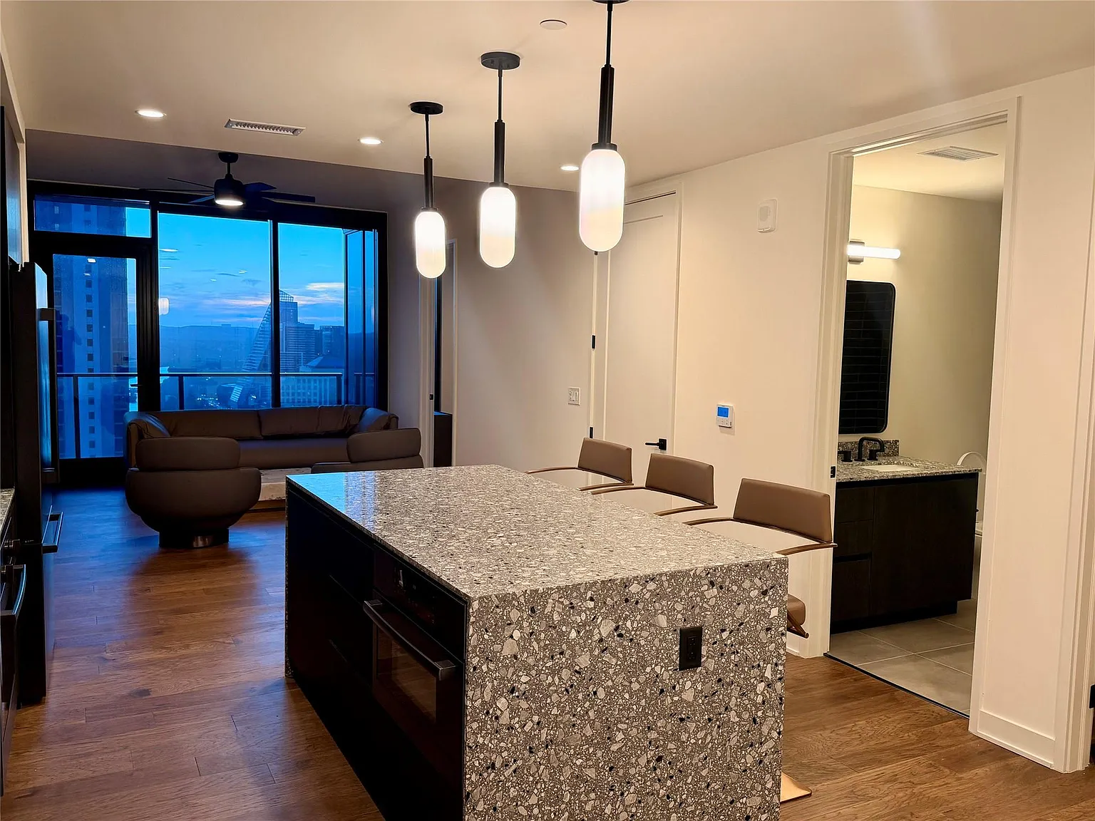 2 bed, 2.0 bath, 1073 sqft, $4,000 — Photo 3