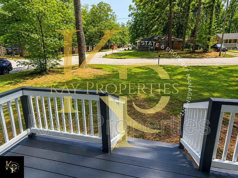 1828 Windsor Dr — Photo 4