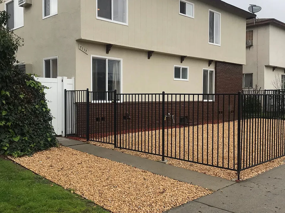 7117 Whitsett Ave