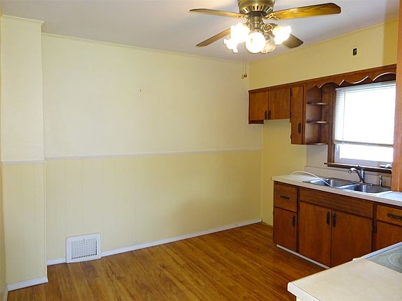 5th image of 419 W 11th St
