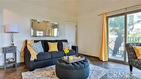 Studio, 400 sqft, $4,500 — Photo 3