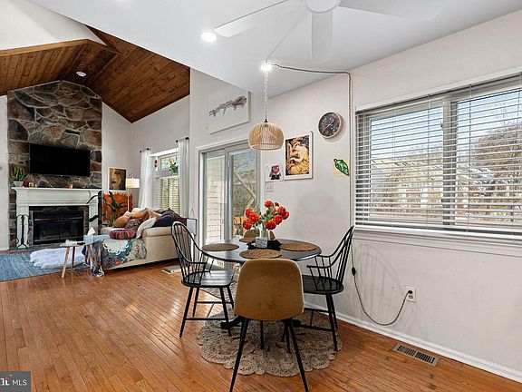 3rd image of 415 Brown Briar Cir