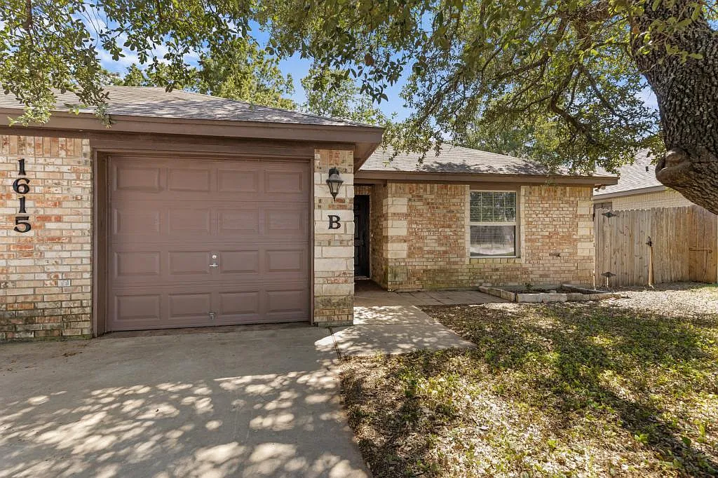 1615 Libby Ln — Photo 1