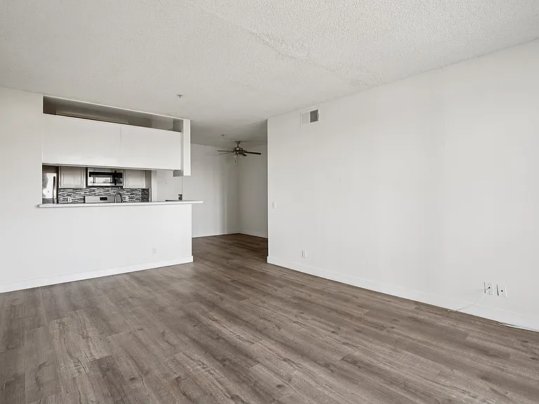11657 Oxnard Str. — Photo 15