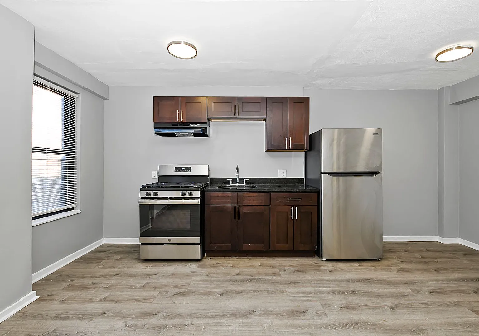 7200 Coles — Photo 3
