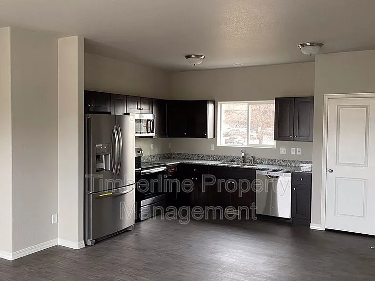889 Grissom Dr — Photo 6