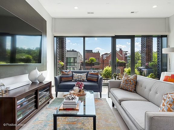 3rd image of 1064 N Paulina St #3