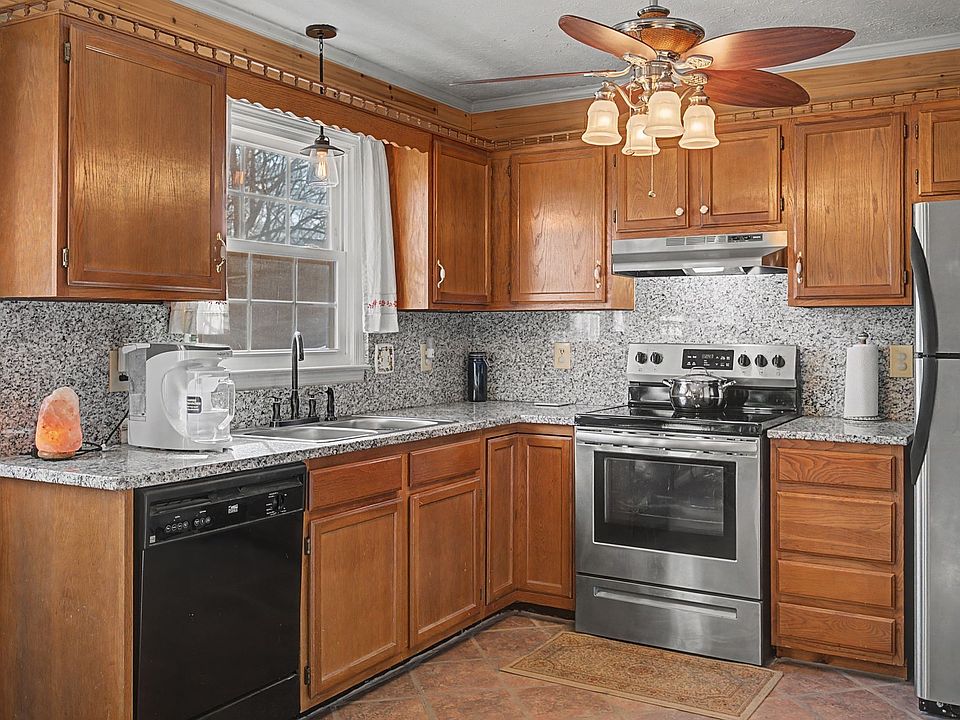 1st image of 810 Lewis Ct