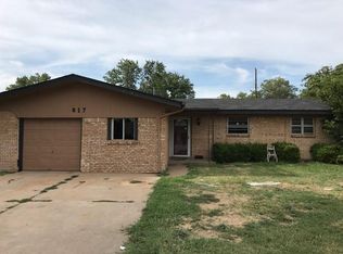 617 SW 12th St, Moore, OK 73160