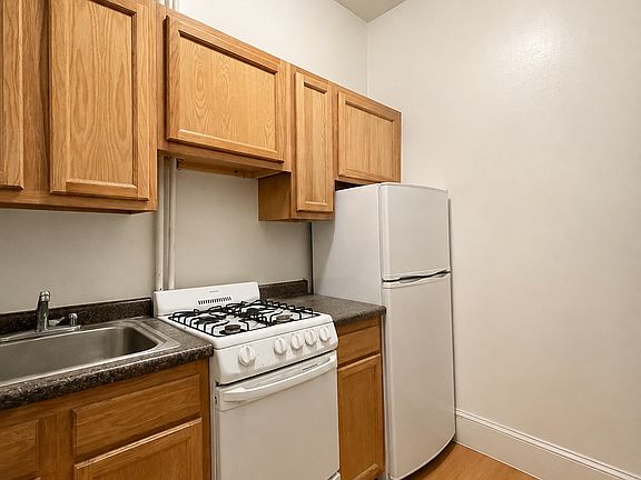 5th image of 1330 Commonwealth Ave APT 4