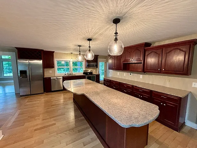 4 bed, 2800 sqft, $3,350 — Photo 2