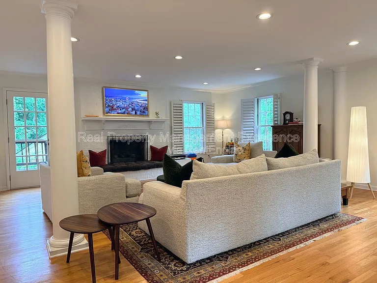1208 Nottingham Dr — Photo 3