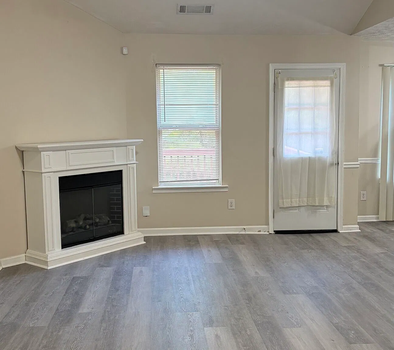 4 bed, 2.0 bath, 2096 sqft, $2,200 — Photo 2