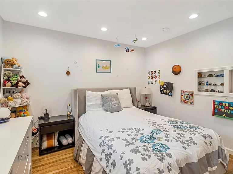 240 Oak Grove Ave — Photo 19