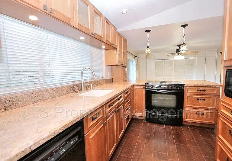 1060 Sand Bar Cir — Photo 27