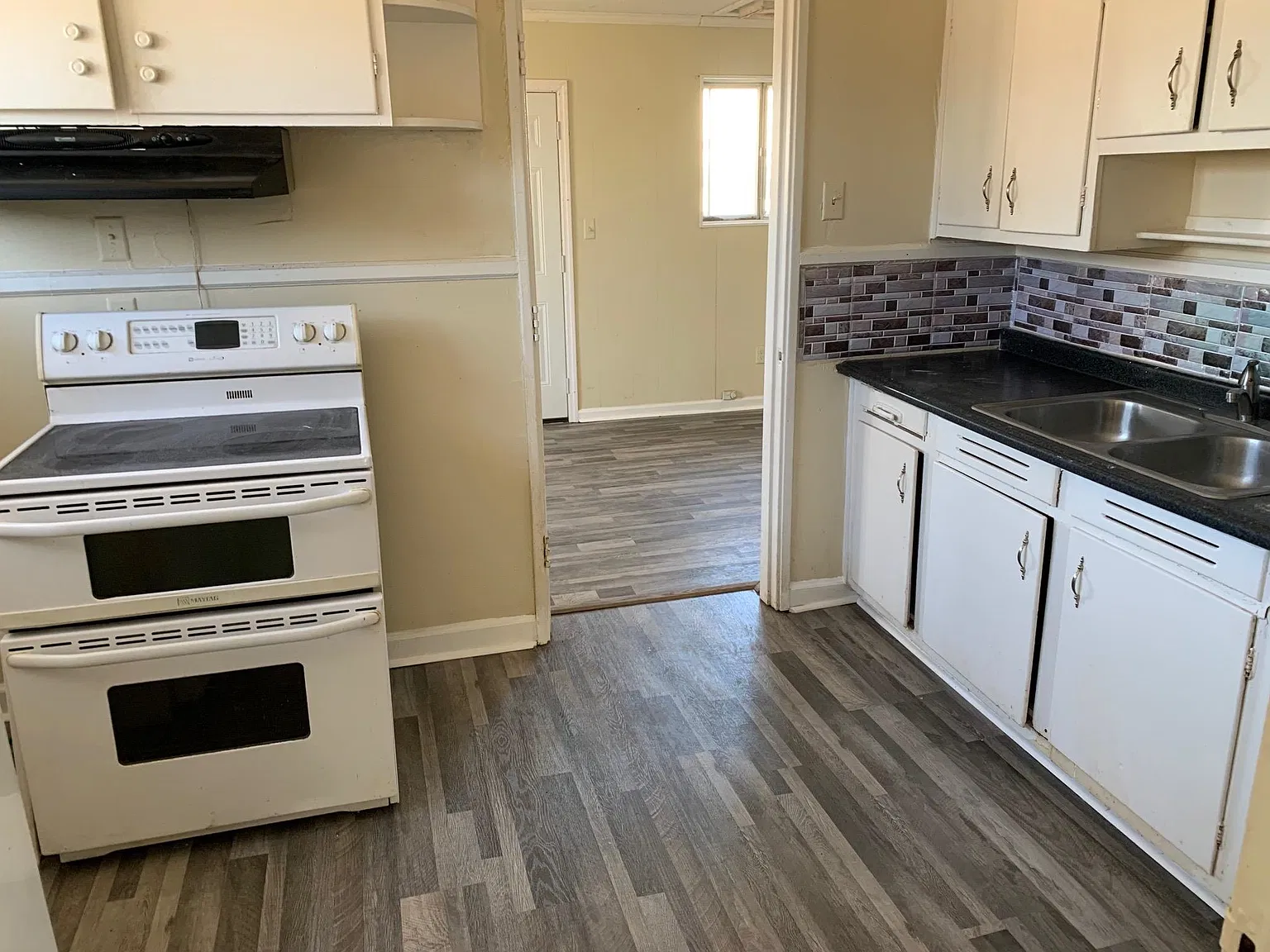 3 bed, 1.0 bath, 1313 sqft, $1,000 — Photo 3