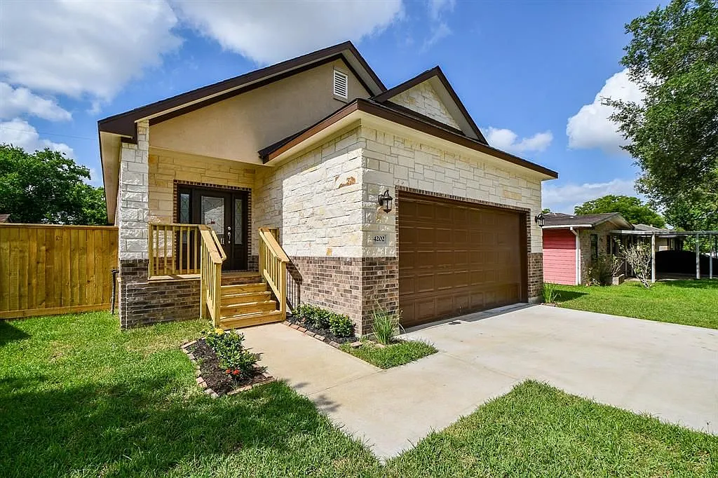 3 bed, 2.0 bath, 1705 sqft, $2,300 — Photo 2