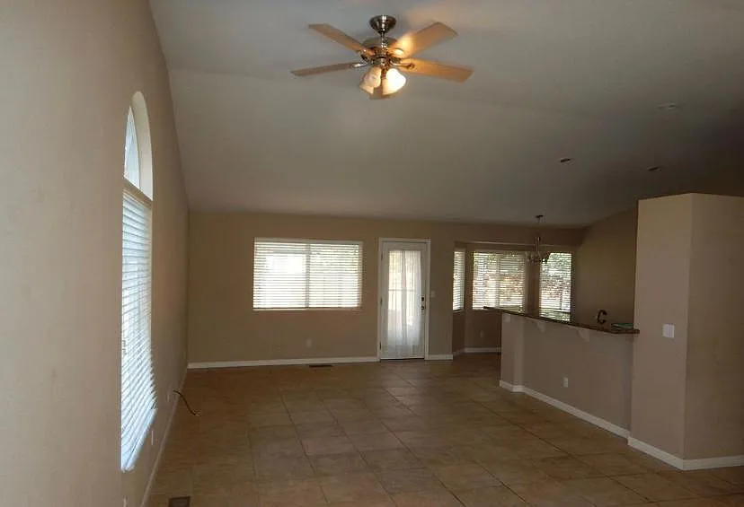 3 bed, 1418 sqft, $2,600 — Photo 3