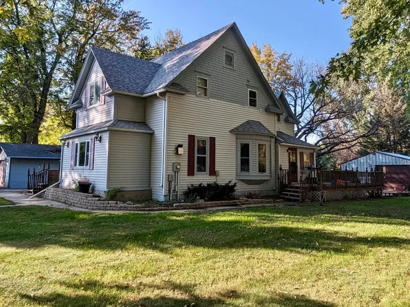 206 1st St, Hatton, ND 58240