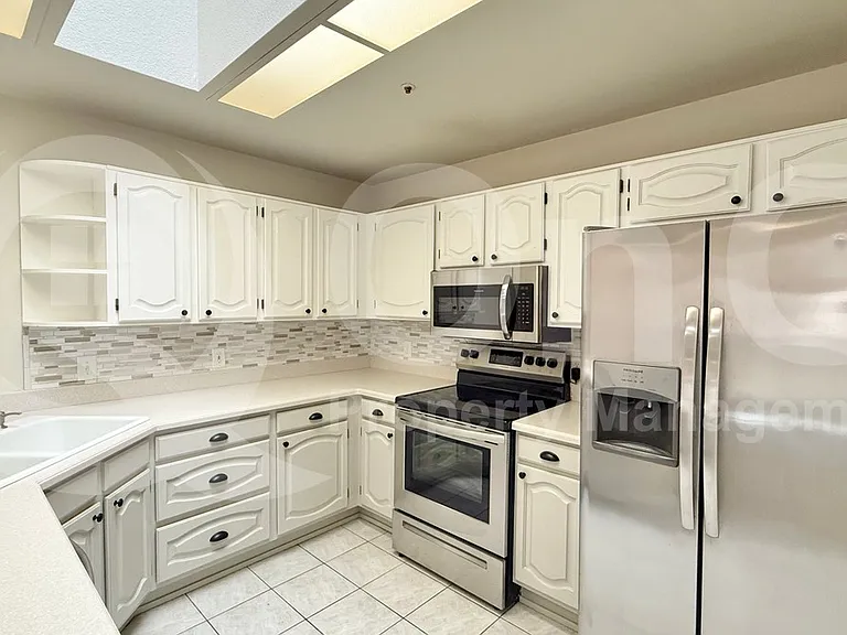 10944 N 117th Pl — Photo 3