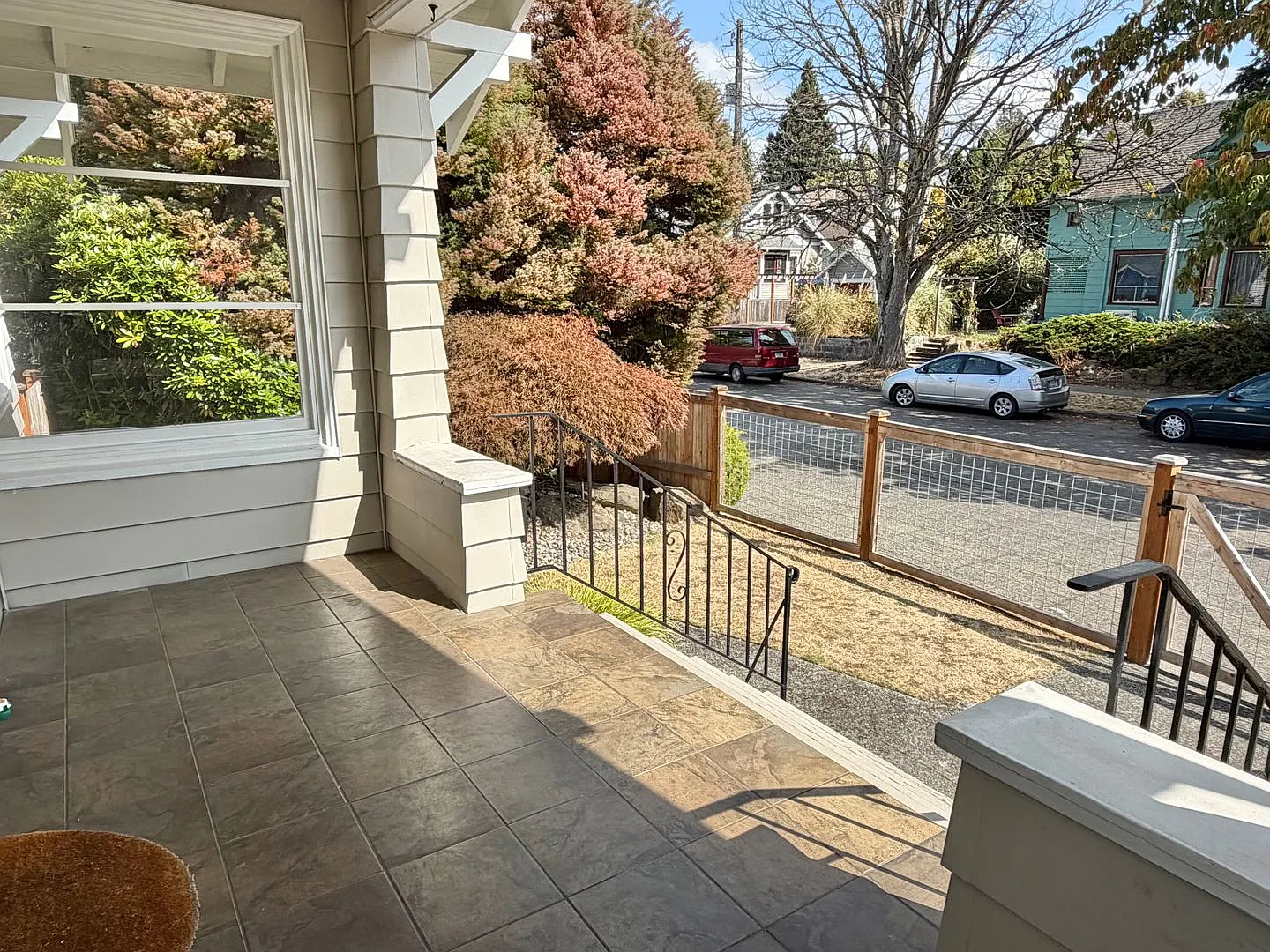 Charming Phinney Ridge Retreat - Spacious 3 Bedroom Home W/Fenced Yard & Garage! Available Now! — Photo 2